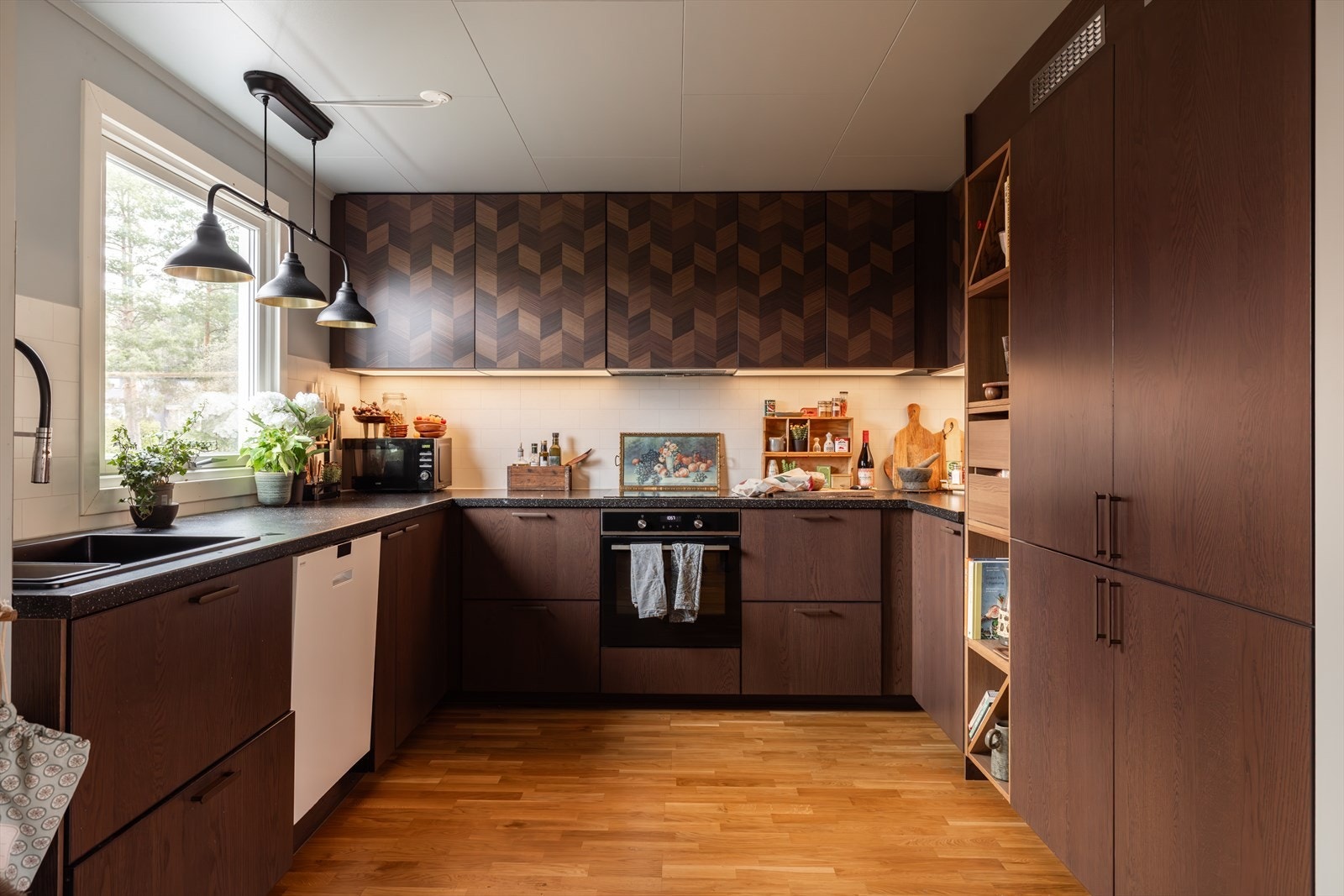 Dette er et virkelig godt kjøkken med god skap- og benkeplass og er en praktisk arbeidsplass for deg som trives over grytene. Integrert kjøle-/fryseskap, oppvaskmaskin, ovn og induksjonstopp medfølger. Vindu over kjøkkenbenk er byttet i 2020. Galleribilde