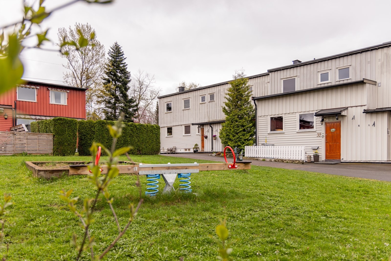 Eiendommen ligger i et etterspurt borettslag omkranset av store, grønn fellesområder til glede for store og små. Galleribilde
