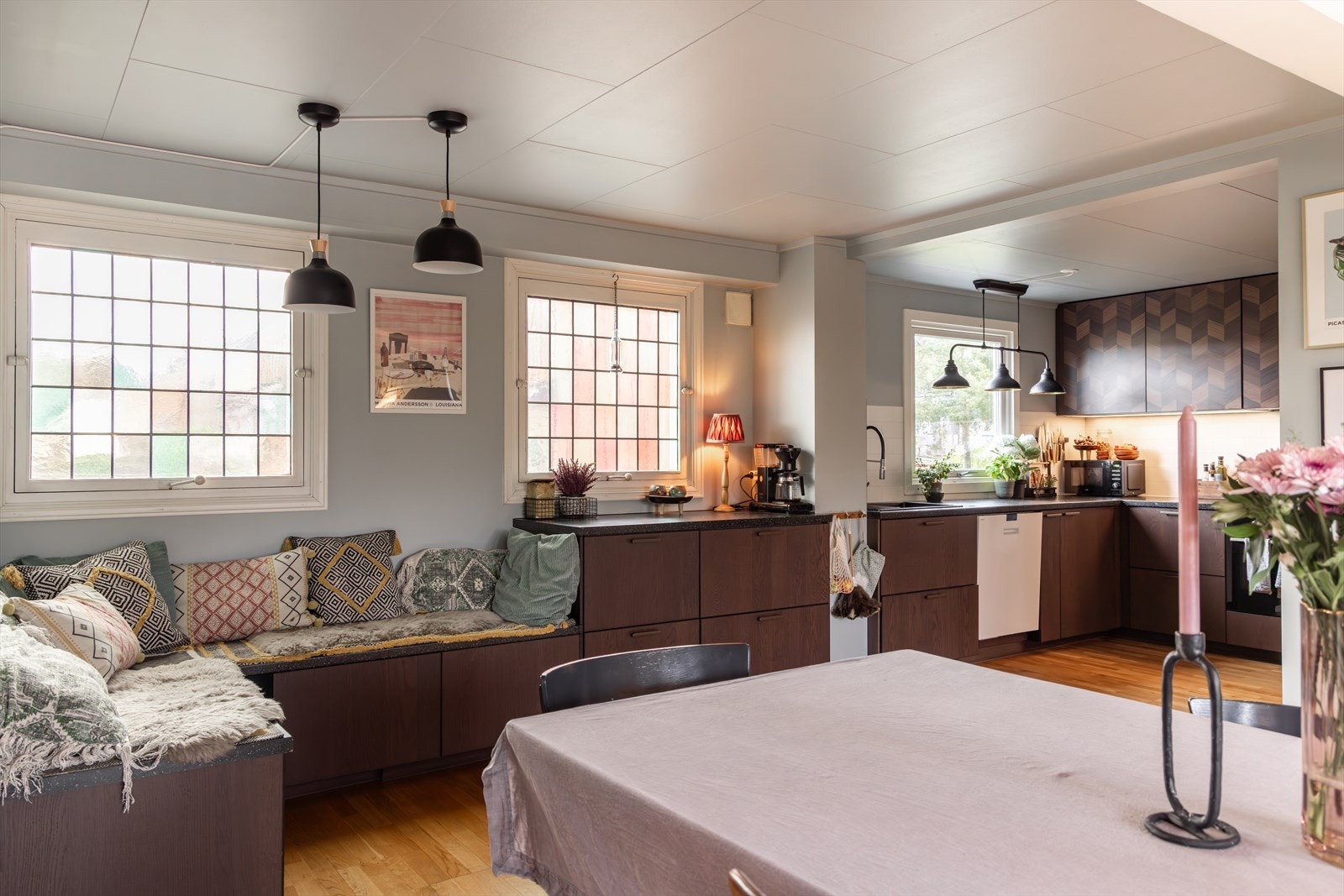 Dette er et innholdsrikt og et meget romslig enderekkehus over tre plan med attraktiv beliggenhet i ettertraktet borettslag på Manglerud. Galleribilde