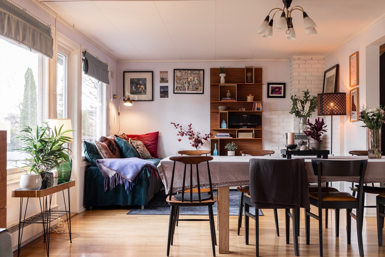 Boligen har en fantastisk fin romfølelse! Her er det god plass til familie og venner i en hektisk hverdag eller i hyggelige lag! Galleribilde