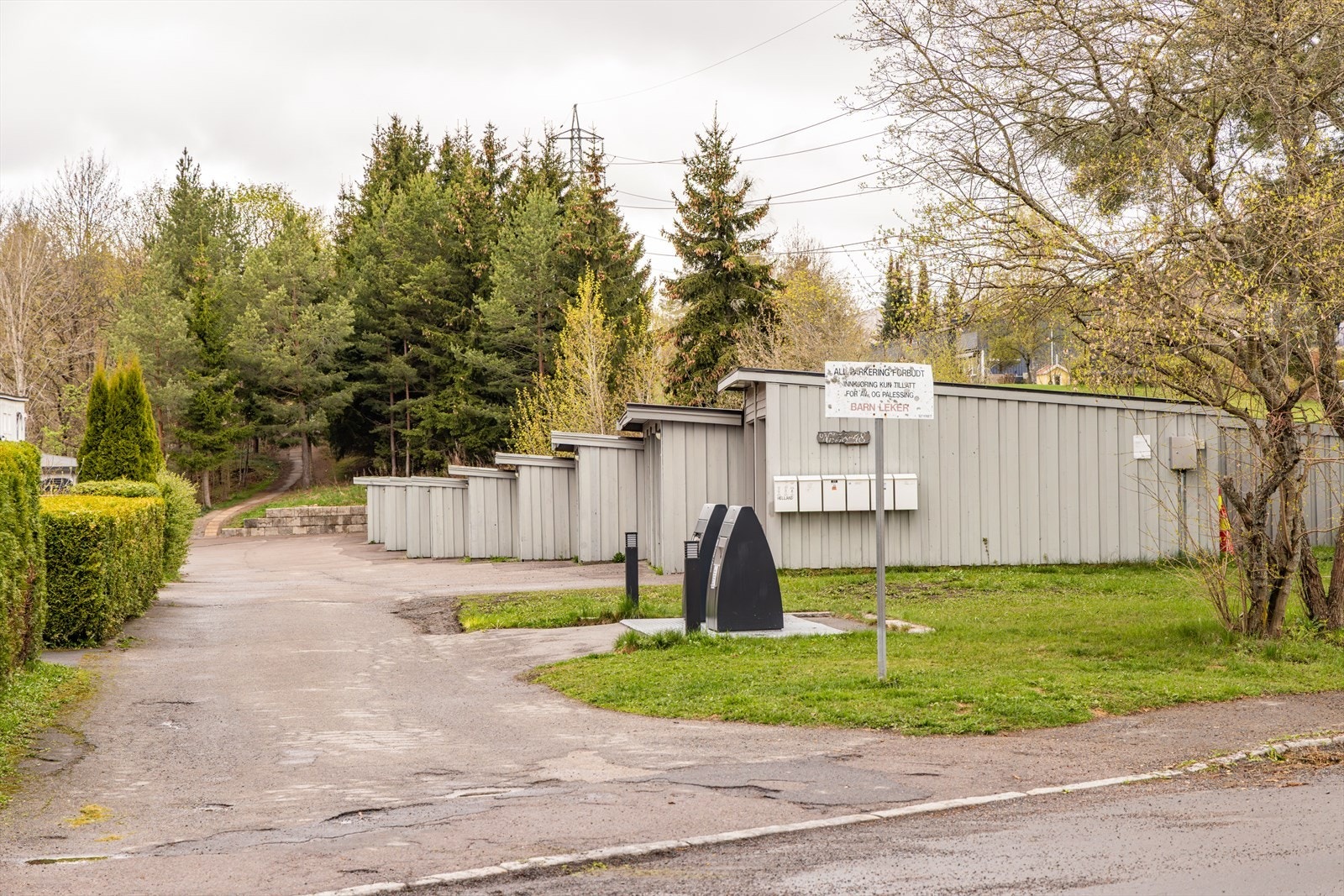 Boligen disponerer parkeringsplass nr. 12 i eget garasjelag og det er installert opplegg for lading i garasjene av selskapet Wattif. Galleribilde