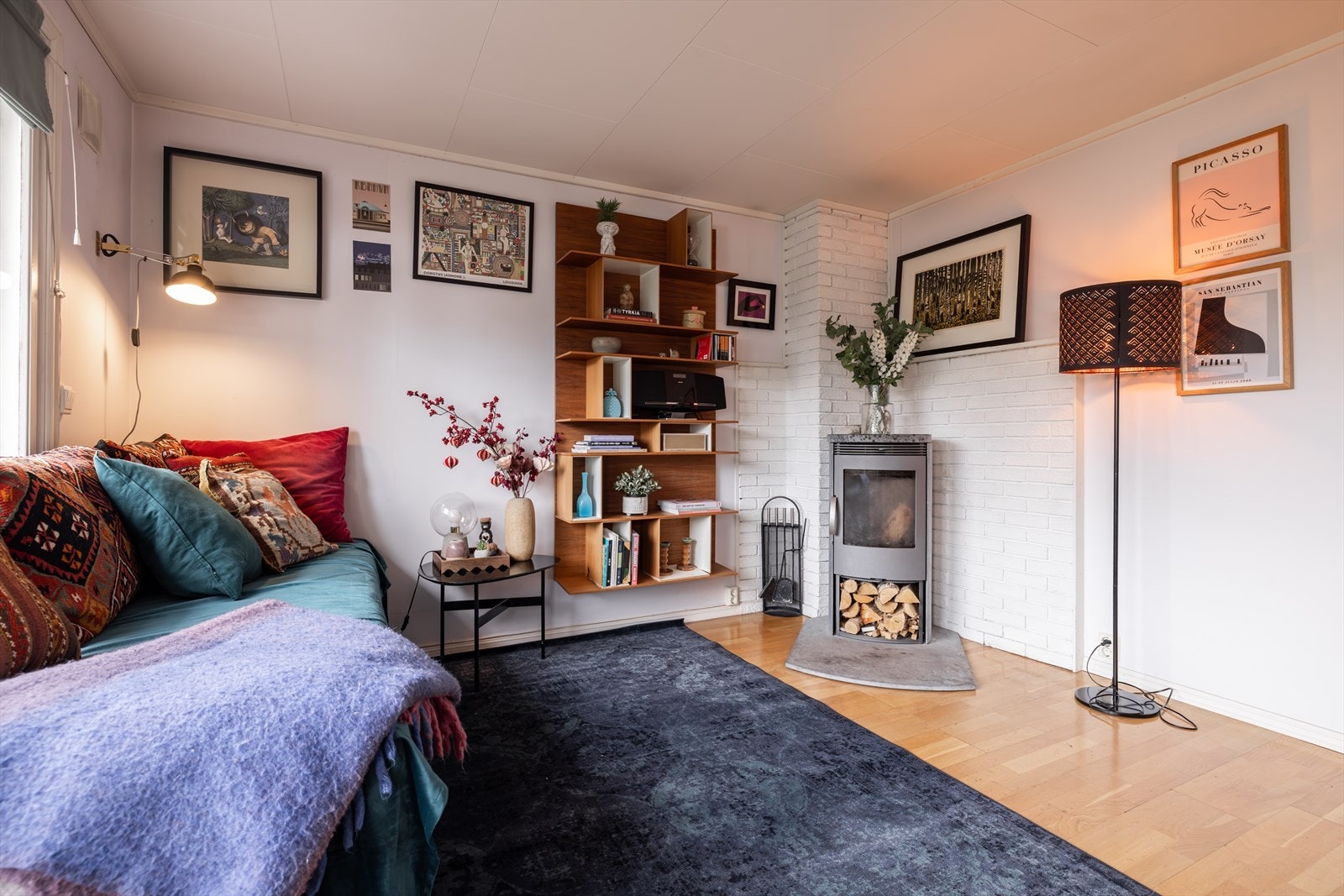 Første etasje utgjør et stort sosialt allrom med to stuesoner og er romslig kjøkken. I denne delen av stuen finner du en peisovn som gir god varme og hygge i vinterhalvåret. Galleribilde