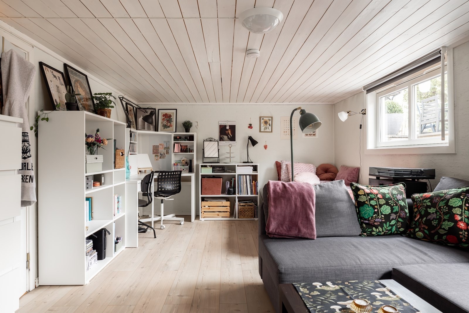 Rommet kan også fungere fint som et rom for ungdommen (Rommet er ikke godkjent for varig opphold og omgjøring er søknadspliktig). Drenering rundt bygget ble utført i 2015. Vinduene i dette rommet ble også satt inn i 2015. Galleribilde