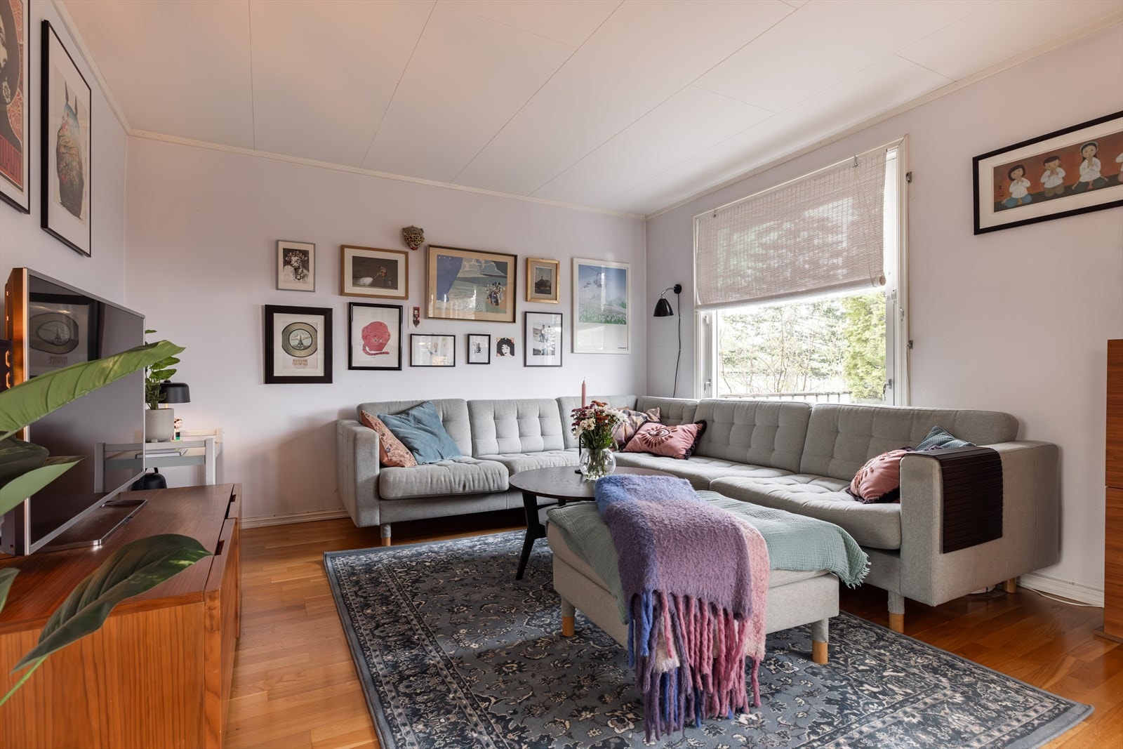 Dette rekkehuset er et enderekkehus som i 1973 ble påbygget i 3 etasjer. Dette gir boligen mer plass enn de fleste rekkehusene på området. Galleribilde