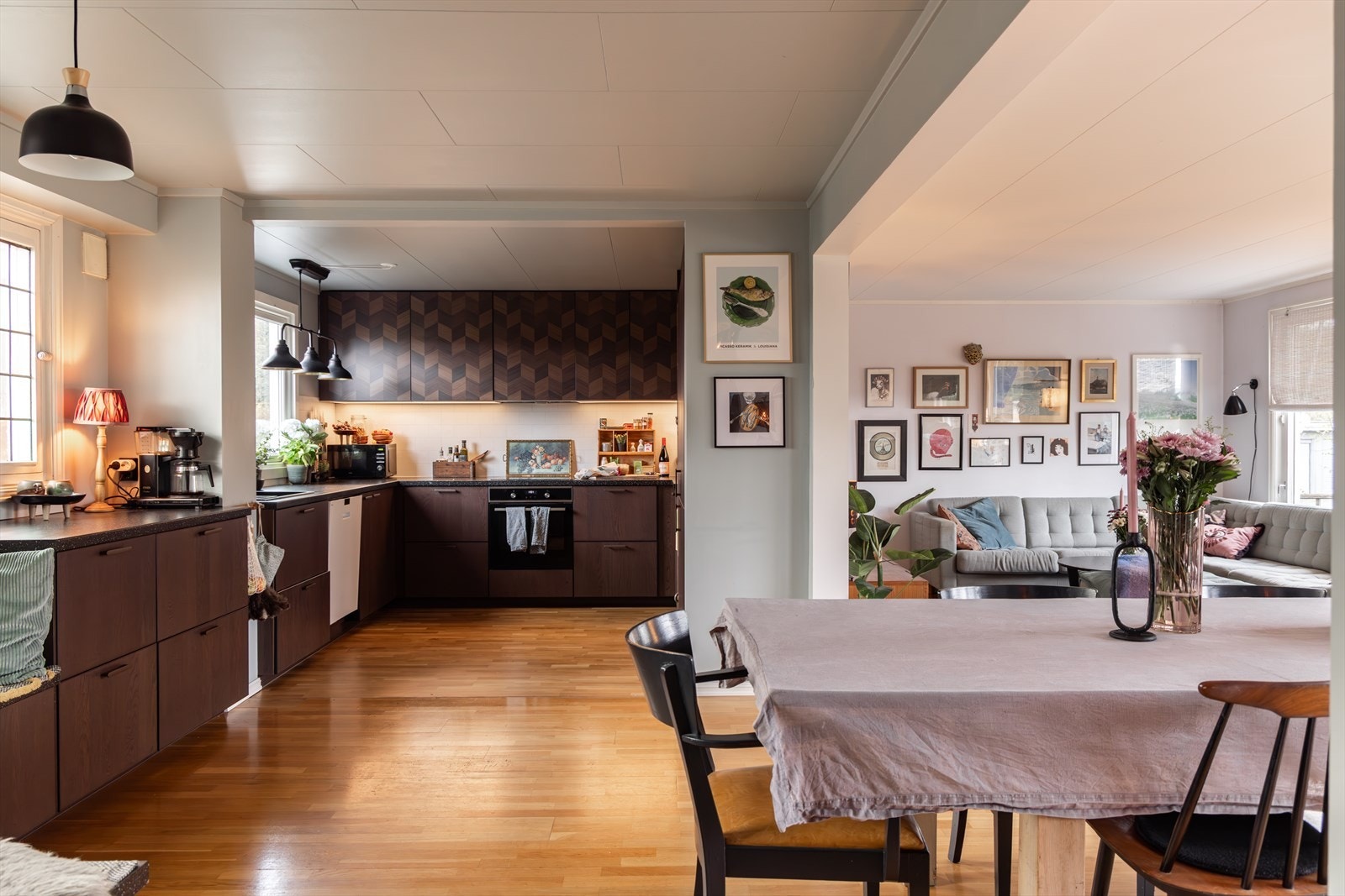 Velkommen til Skuronnveien 36 - Et meget romslig enderekkehus over 3 plan med 4 soverom. Nydelig hage samt terrasse på 36 kvm. Garasje. Presentert av Sylvia Post ved Nordvik Bolig! Galleribilde