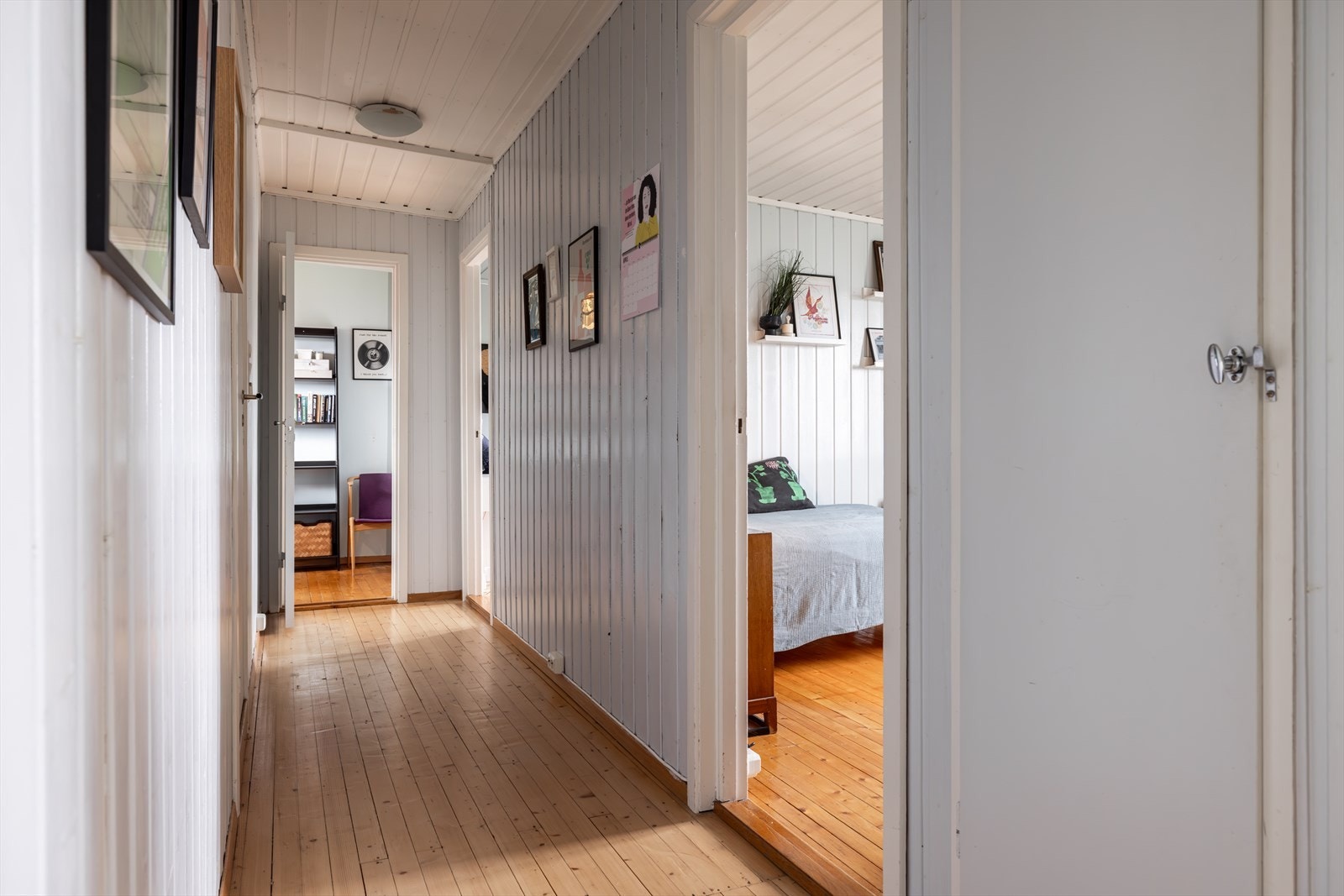 I boligens 2. etasje finner du boligens fire gode soverom. Planløsningen egner seg godt for en større familie, med mulighet for både barnerom, kontor og gjesterom. Galleribilde