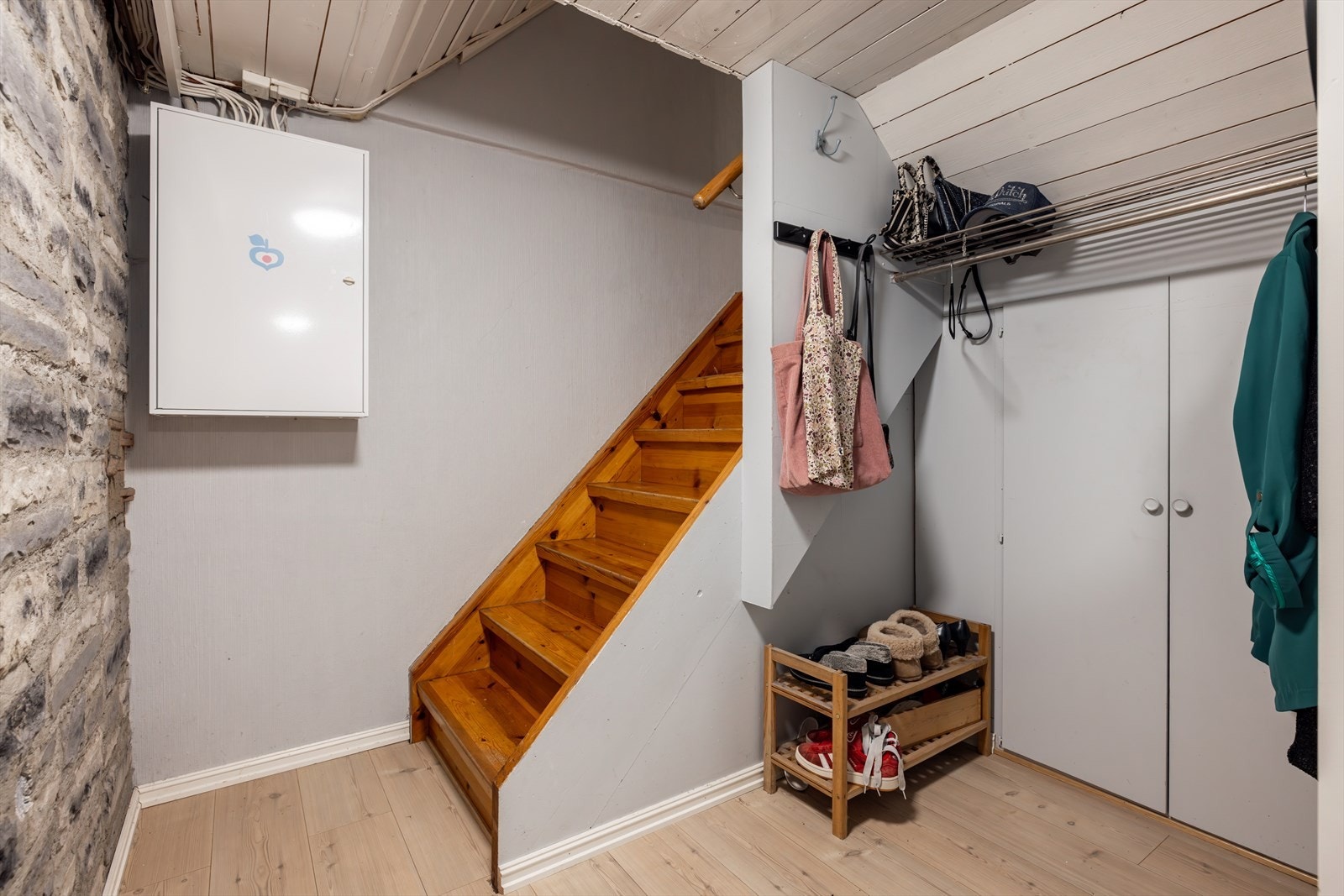 Under trappen i kjelleretasjen er plassen utnyttet med skap som gir ekstra lagringsplass. Galleribilde