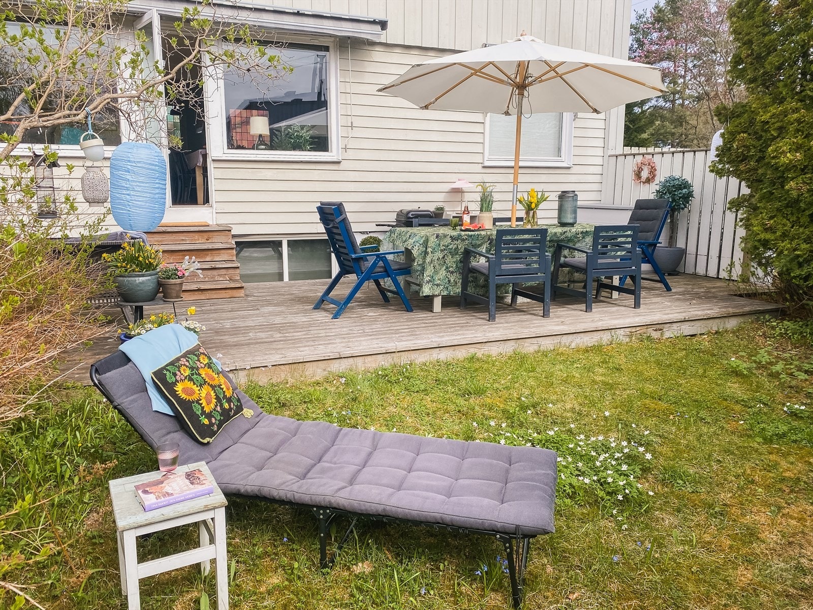 Her er det rom for mye utendørs hygge på sommerstid. I denne nydelige hagen nytes gjerne frokosten i morgensolen. Midtsommers har du solen til ca. kl. 20 så her vil du trives godt. Galleribilde