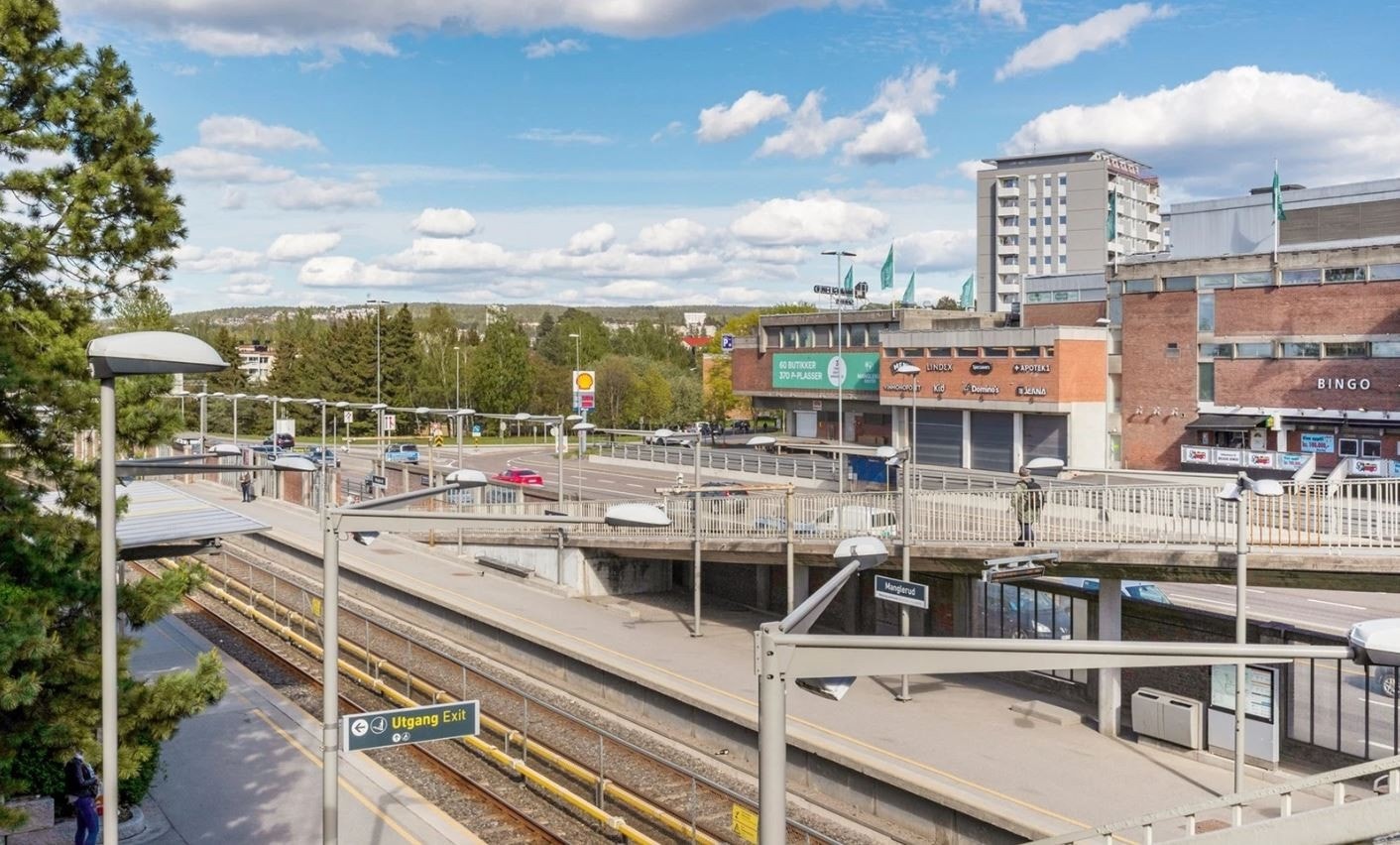 Fra boligen er det kort vei til Manglerud senter hvor du finner både t-bane og et hyggelig nærsenter med 51 butikker fordelt på både forretninger og spisesteder. Galleribilde