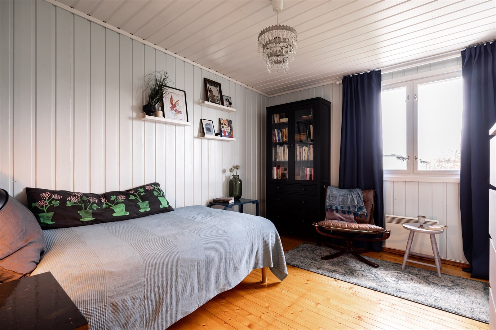 Soverom 2 er et meget romslig rom med malte paneler på vegg og tregulv. Galleribilde