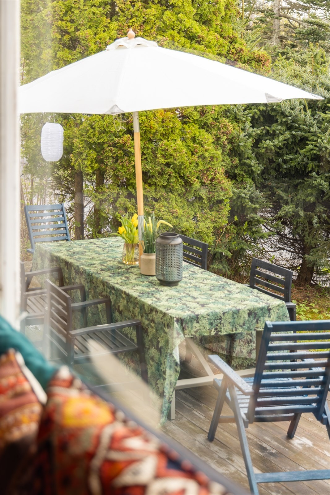 Usjenert utsikt fra stuevindu mot skjermet hage og terrasse. Galleribilde