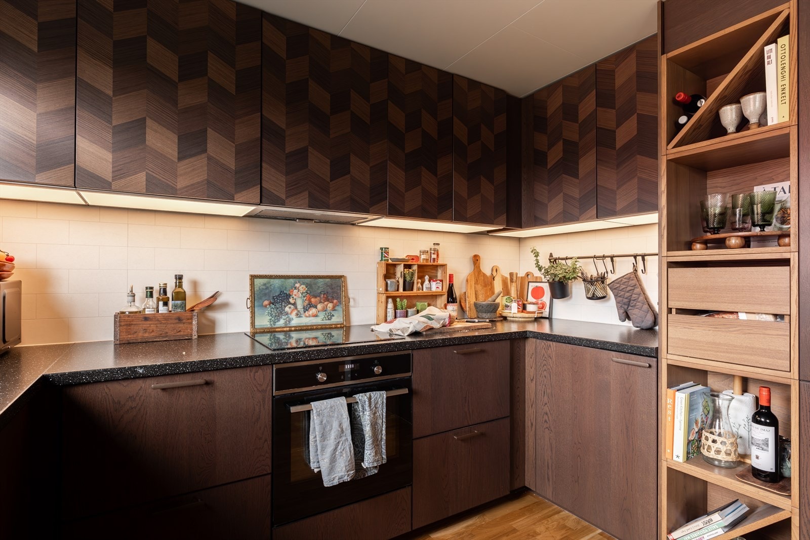 Stilren kjøkkeninnredning fra IKEA (2021) med glatte fronter og laminert benkeplate. Kombinasjon med åpne hyller, skuffer og forskjellig uttrykk på frontene gir et moderne uttrykk. Galleribilde