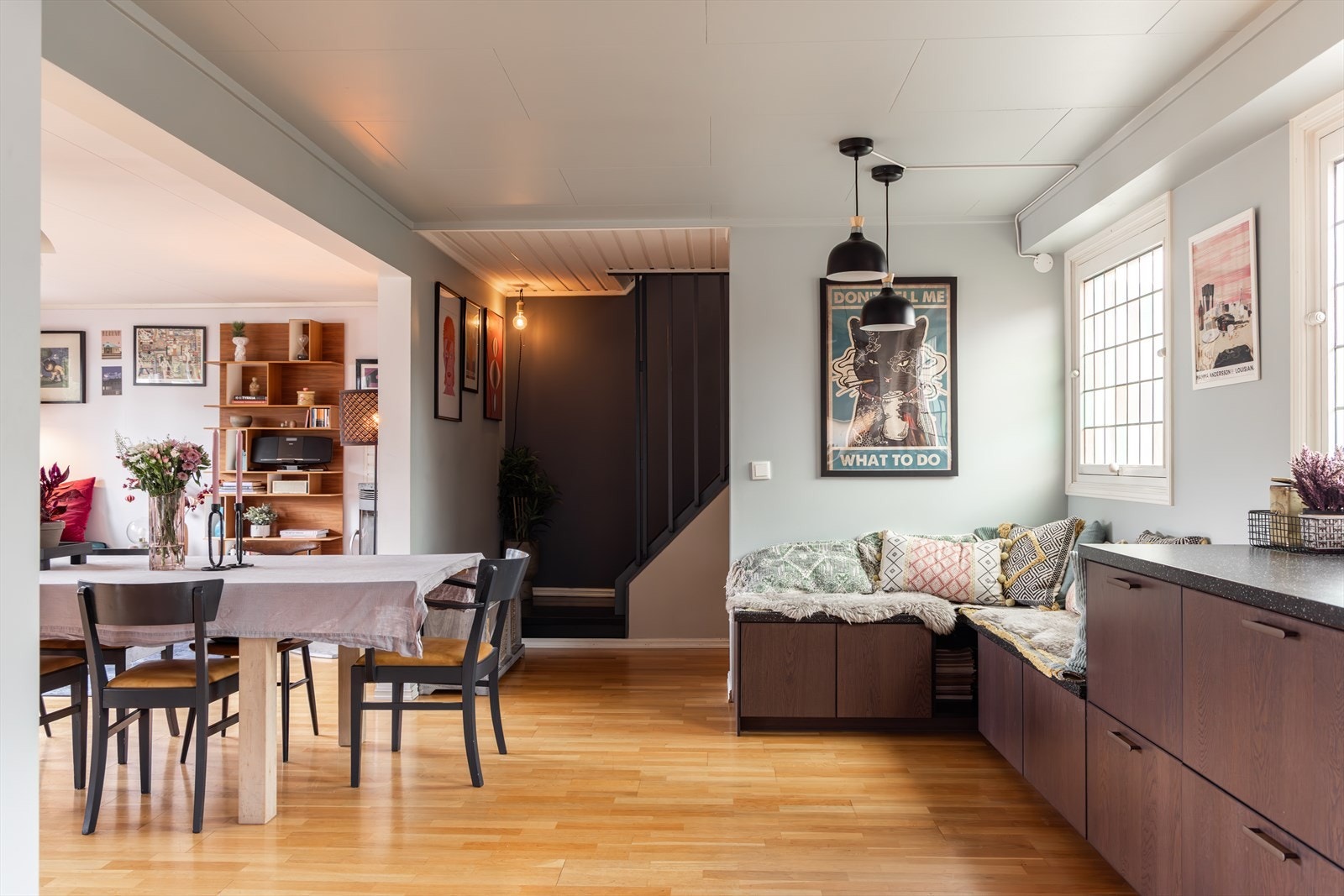 Generøs lagringsplass i skap- og skuffer, samt en koselig hjørnebenk med sitteplasser og praktisk oppbevaring under. Galleribilde