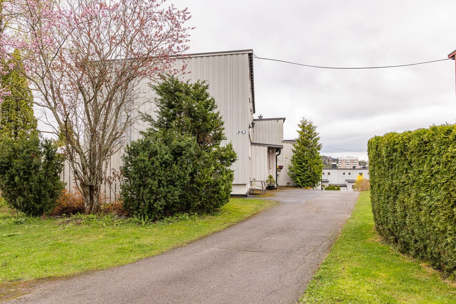 Her bor du i et rolig og barnevennlig boområde på Manglerud. Dette er et enderekkehus oppført i 1965 som senere ble bygget på i 3 etasjer i 1973. Dette er således et av områdets største rekkehus. Galleribilde