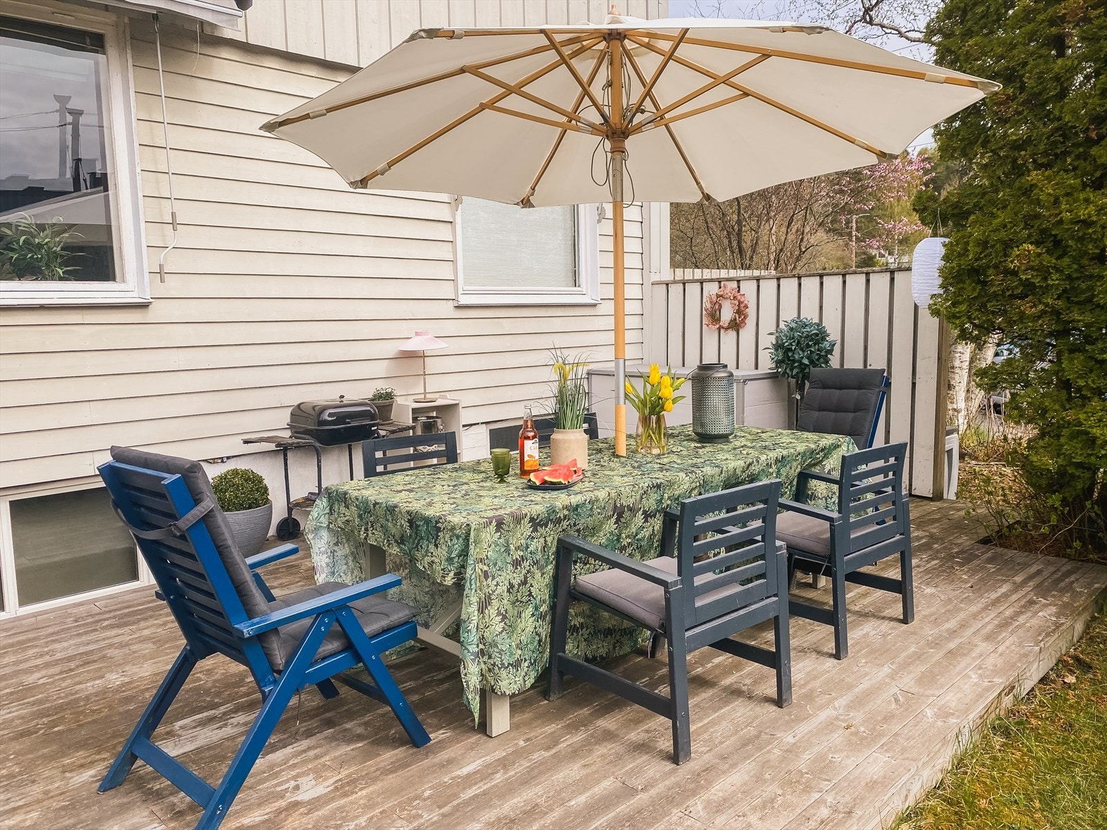 På terrassen er det god plass til en stor sittegruppe med plass til familie og venner. Galleribilde