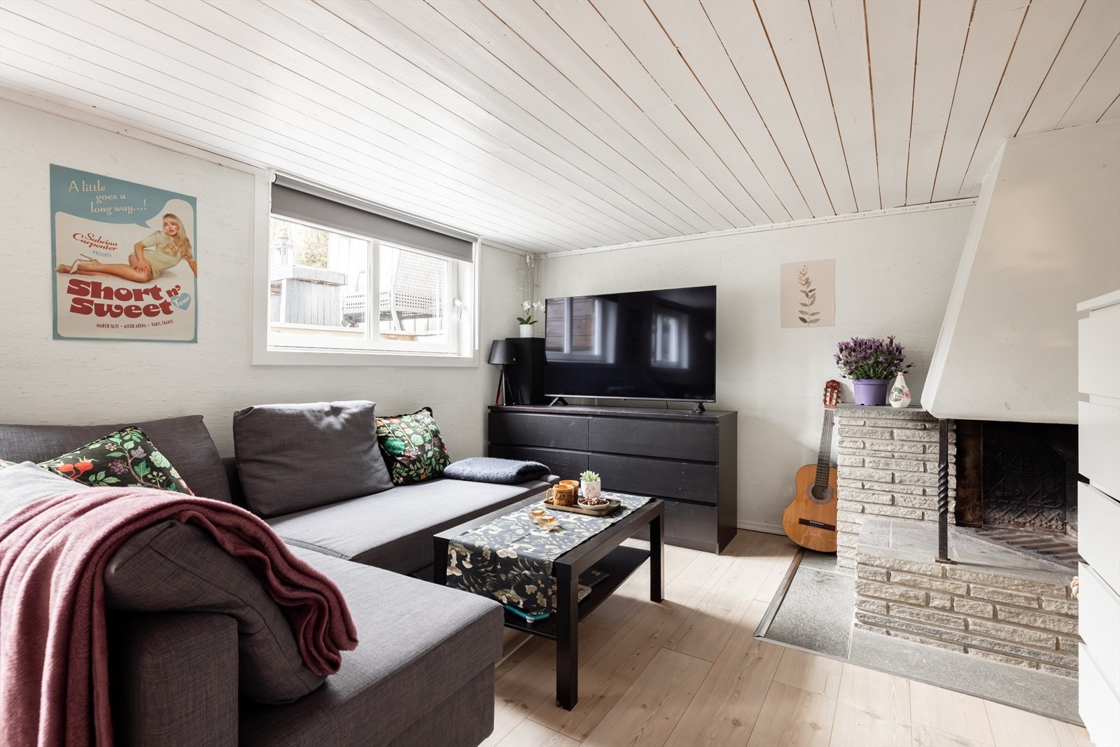 Kjellerstuen har flere bruksmuligheter og er i dag innredet som kjellerstue/ungdomsrom. Rommet er byggemeldt som disponibelt rom og er ikke godkjent til varlig opphold. Det er satt inn store vinduer som størrelsesmessig tilfredstiller krav til rømning. Galleribilde