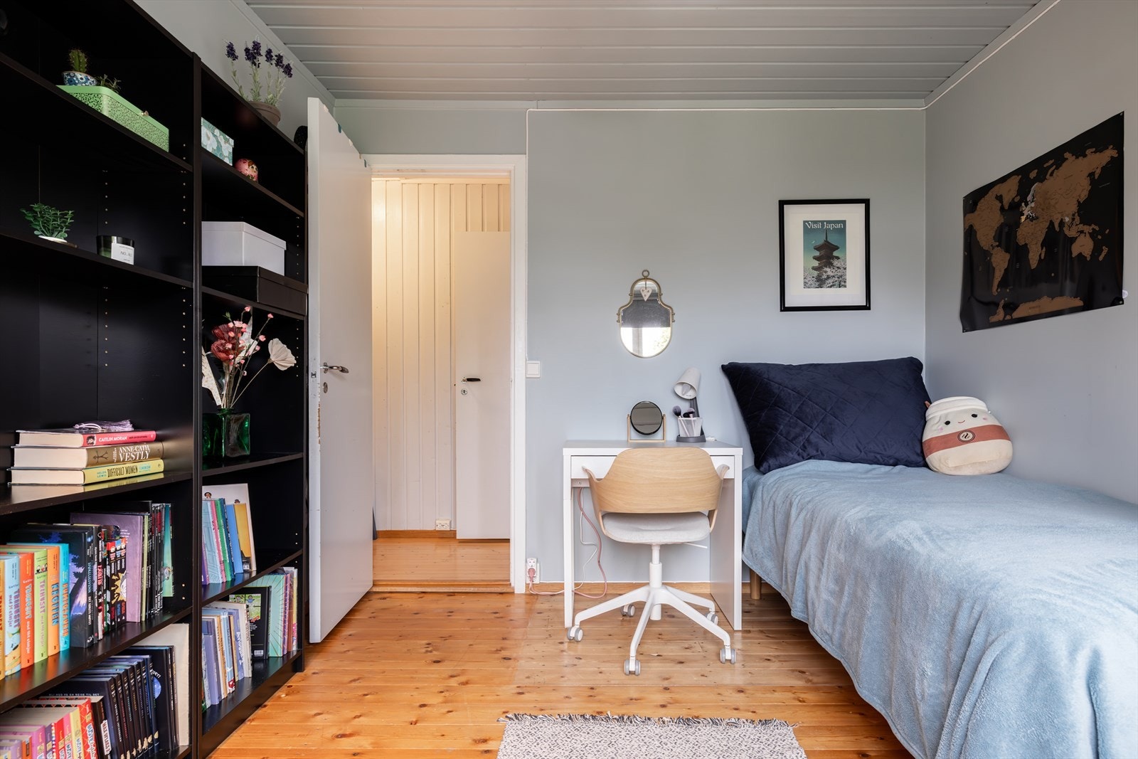 Soverom 2 med plass til garderobeløsninger/hylleløsninger. Galleribilde