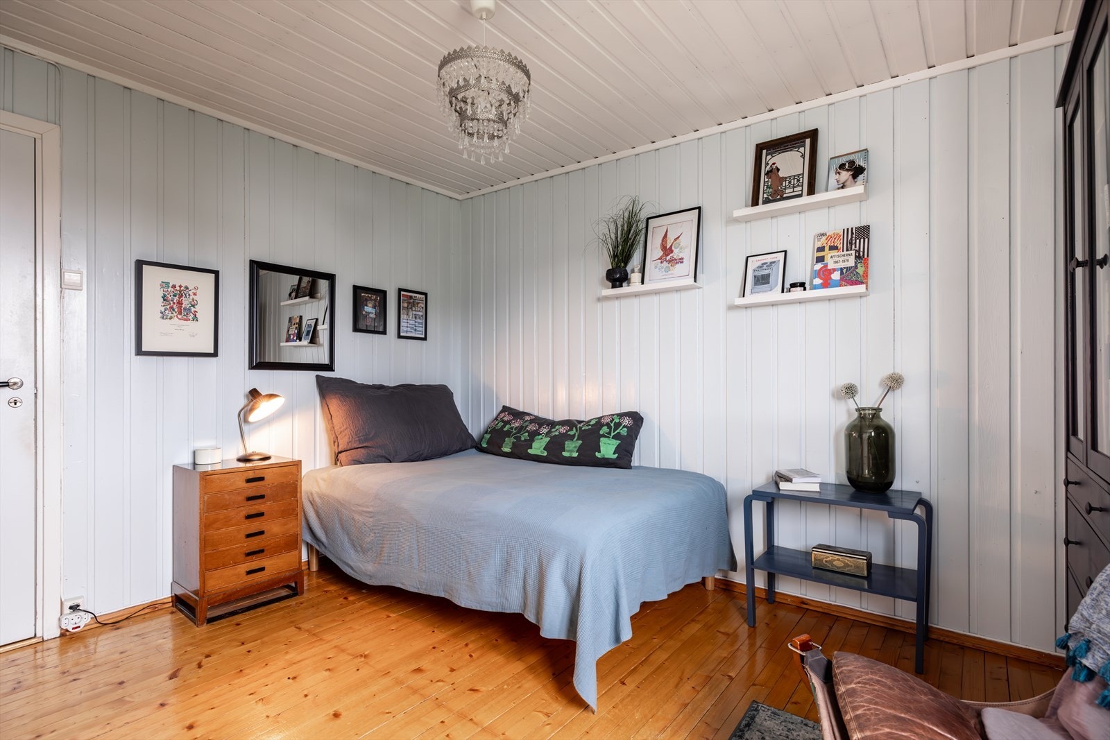 Soverom 2 har god plass til dobbeltseng og nattbord samt mulighet for å sette inn rikelig med garderobeløsninger. Galleribilde