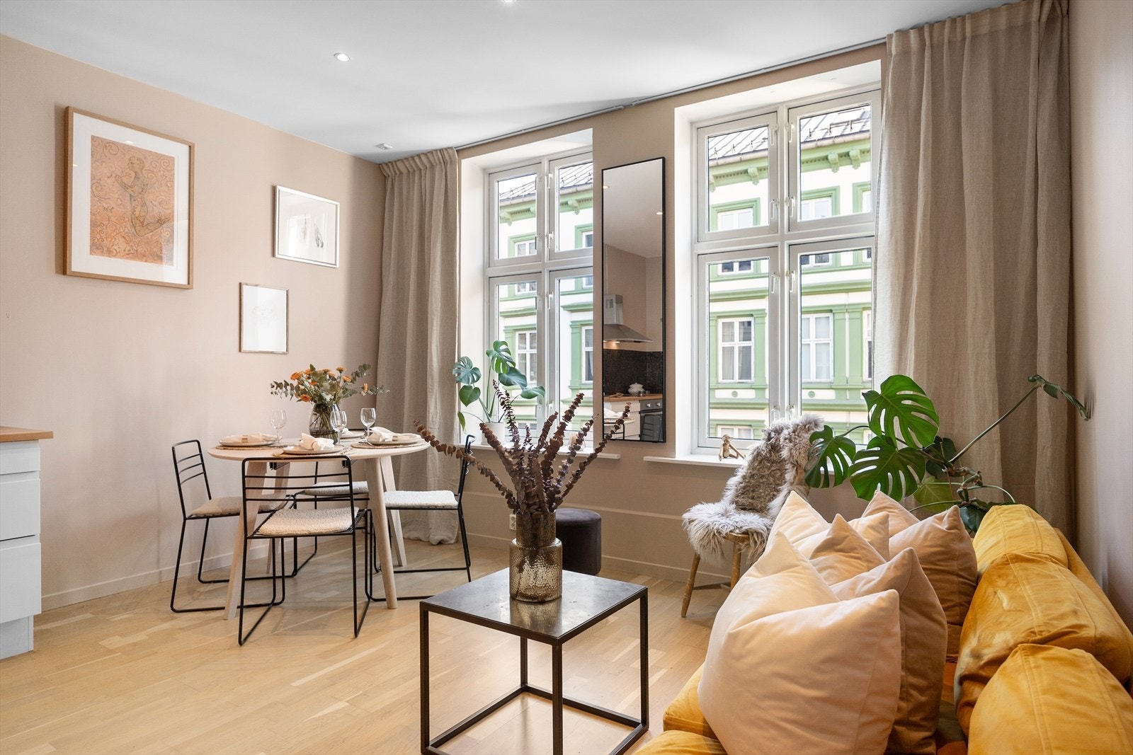 De store vinduene gir rikelig med naturlig lys og skaper en åpen atmosfære. Galleribilde