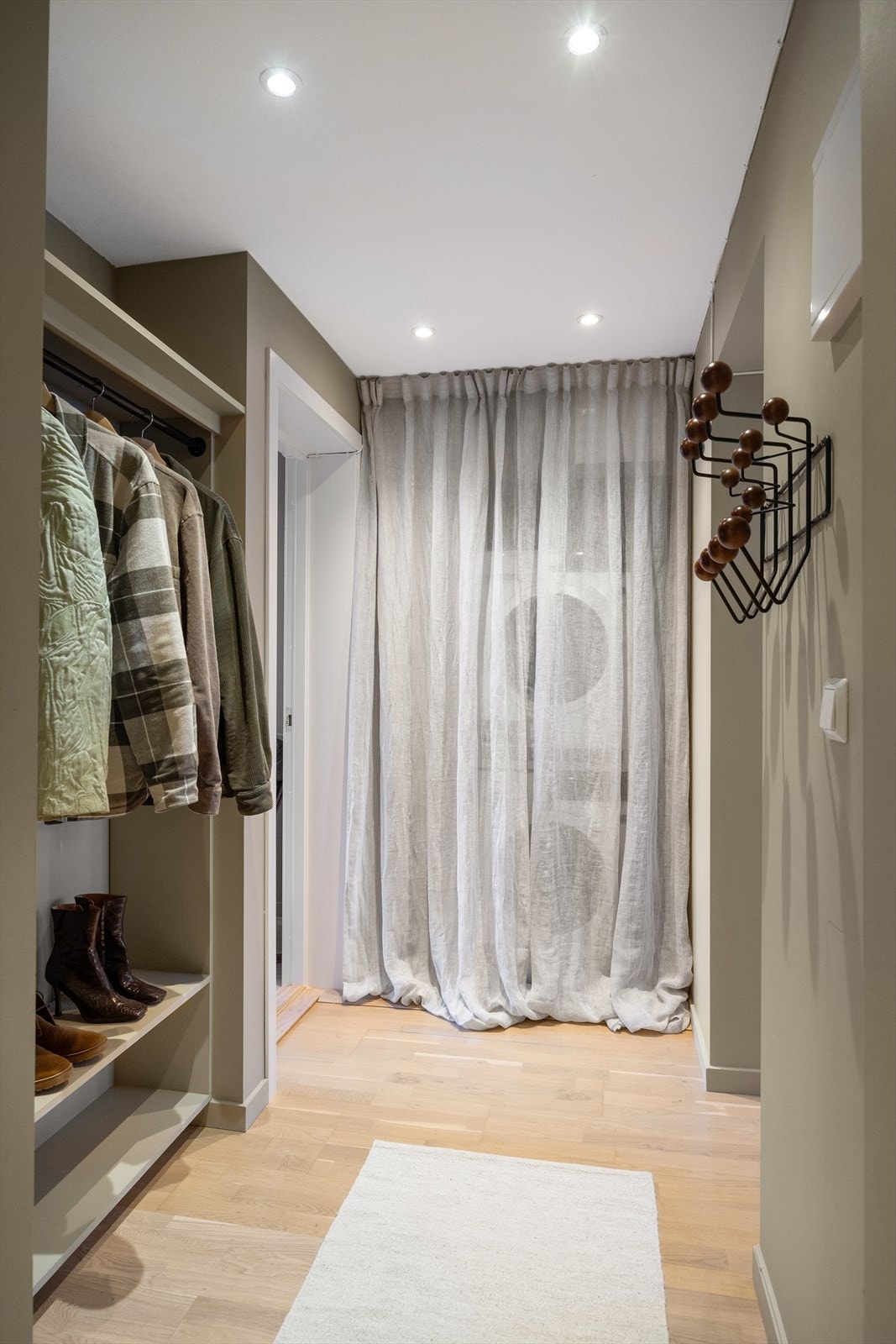 I gangen finner du en praktisk vaskenisje med opplegg for vaskemaskin, samt varmtvannsbereder plassert i overskap. Galleribilde