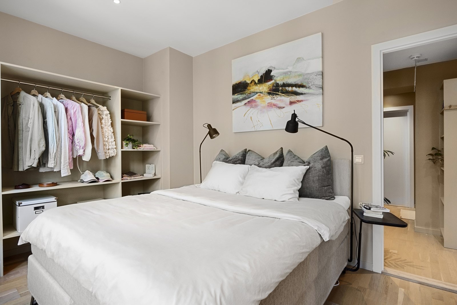 Downlights i himlingen og moderne fargevalg på veggene bidrar til en lys og behagelig atmosfære, sammen med store vindusflater som slipper inn rikelig med dagslys. Galleribilde