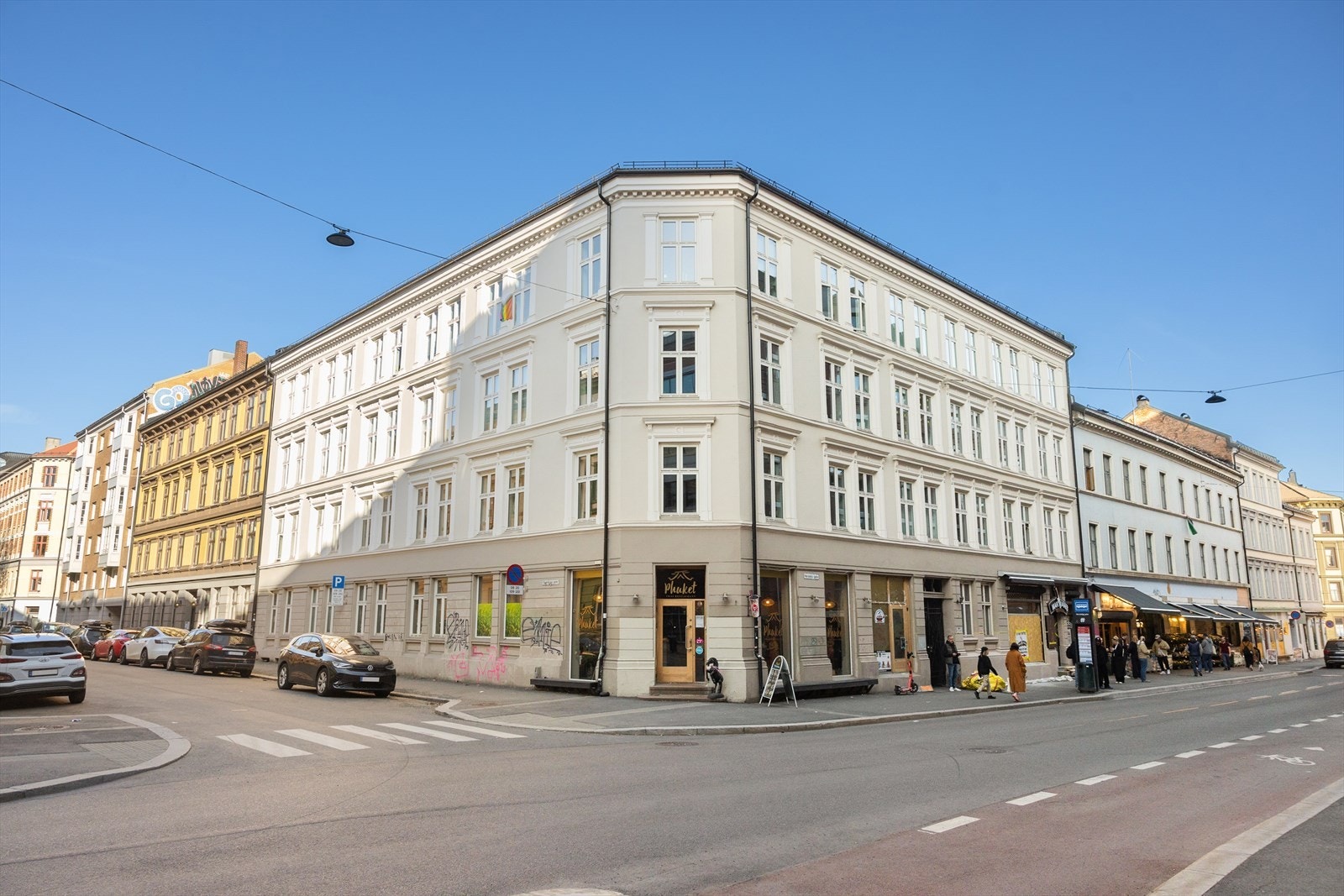 Her bor du urbant og komfortabelt, med alt av servicetilbud, restauranter, kafeer og butikker rett utenfor døren. En perfekt bolig for deg som ønsker en enkel og spennende hverdag i et av byens mest pulserende områder. Galleribilde