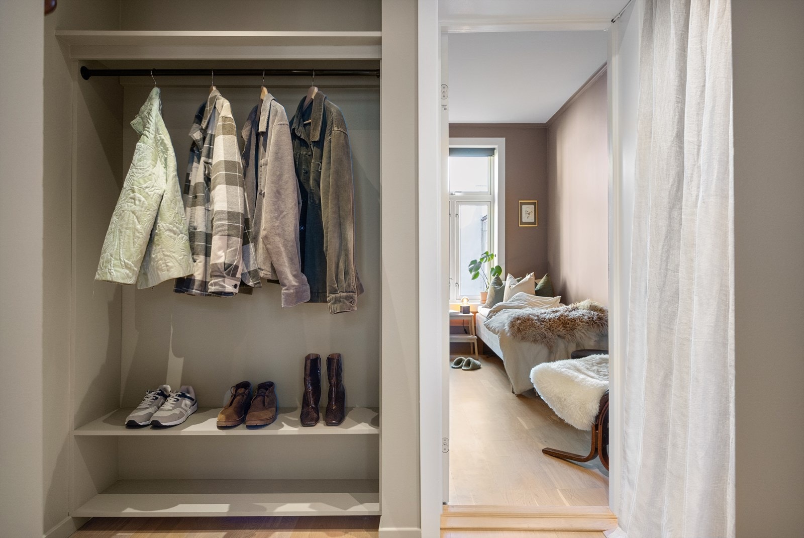 Videre har du adkomst til soverom 2 direkte fra gangen. Galleribilde