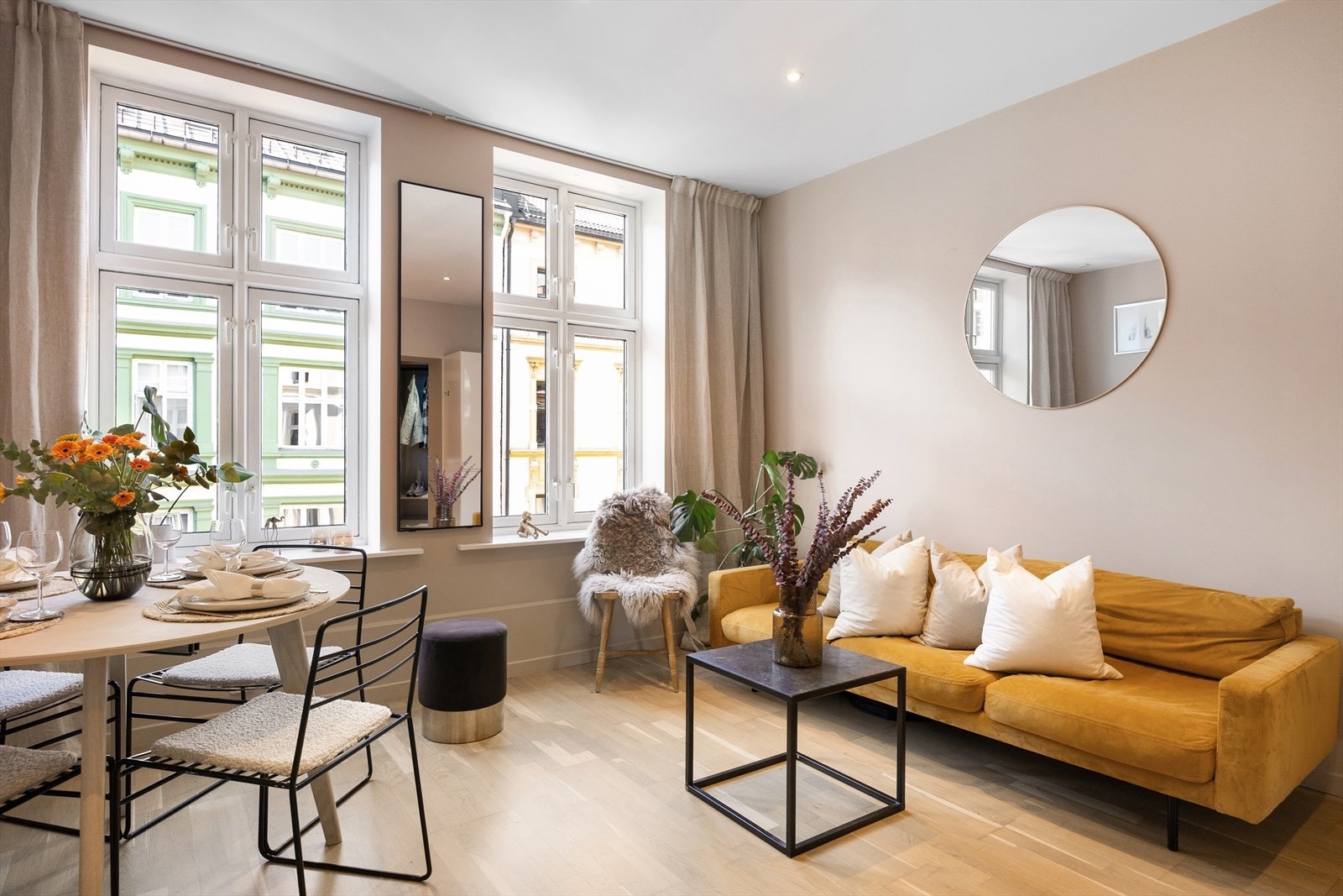 Planløsningen gir plass til både sofagruppe, TV-møbler og spisebord. Galleribilde