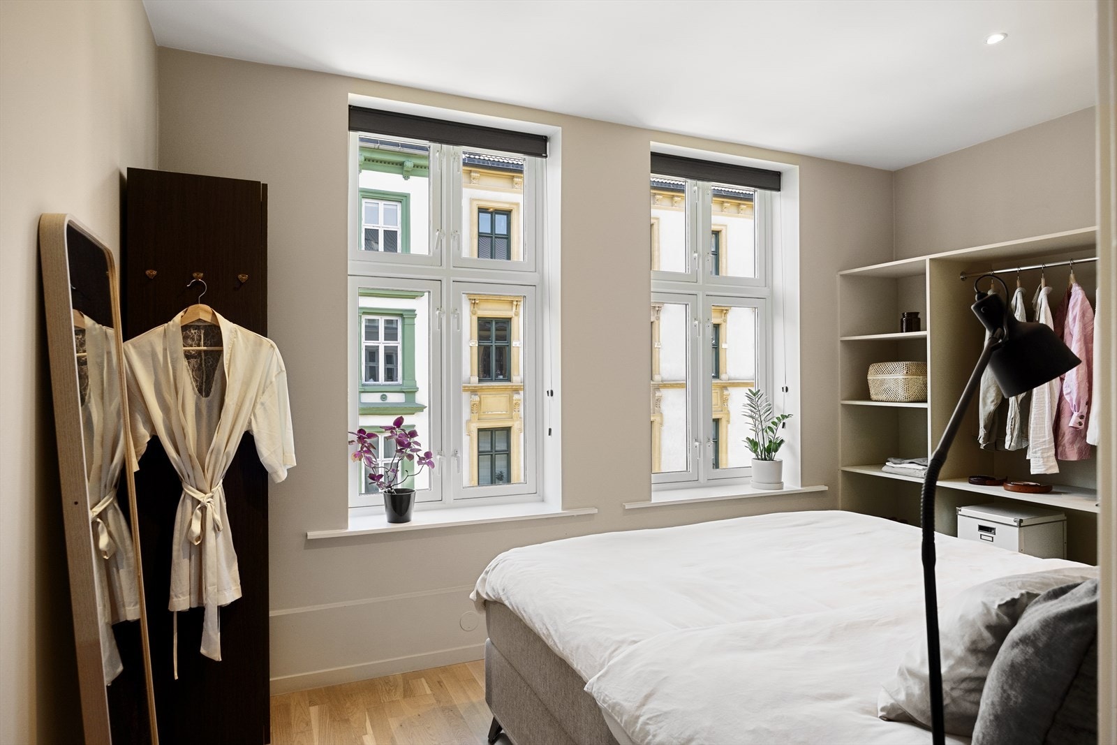 Soverommet er romslig, med plass til dobbeltseng, nattbord og tilhørende møbler. Galleribilde