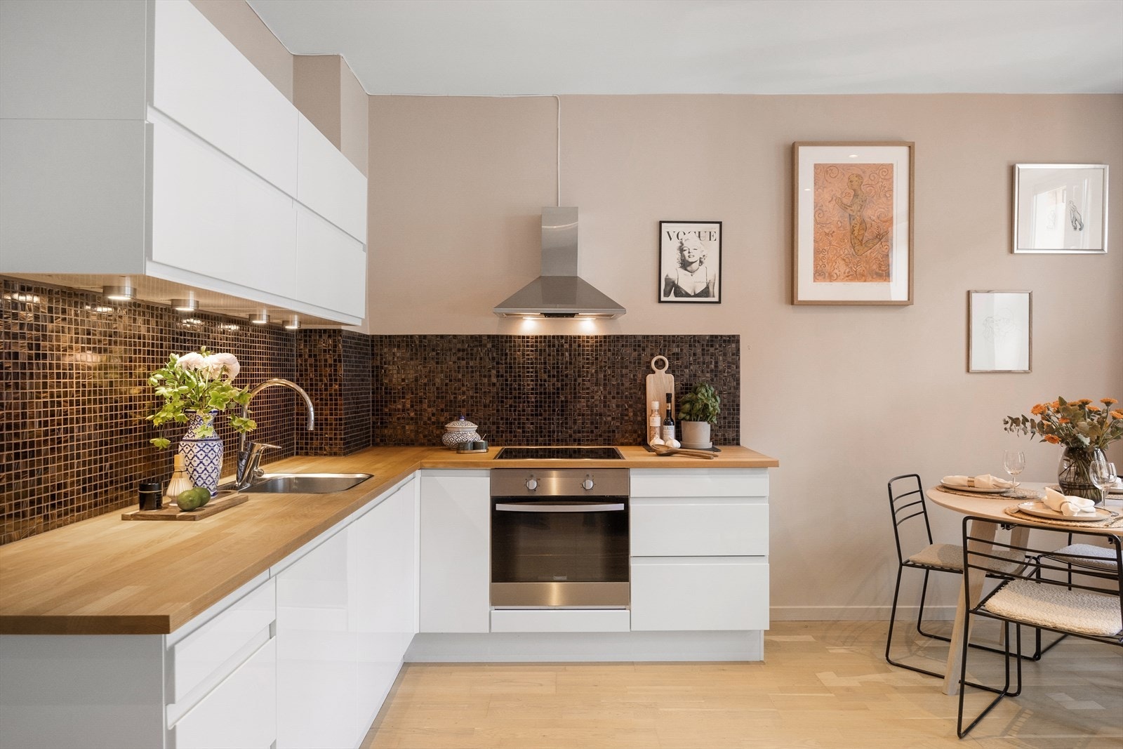 Stilrent kjøkken fra 2013 med moderne løsninger og godt med både skap- og benkeplass. Integrerte hvitevarer inkluderer keramisk platetopp, stekeovn og oppvaskmaskin. Galleribilde