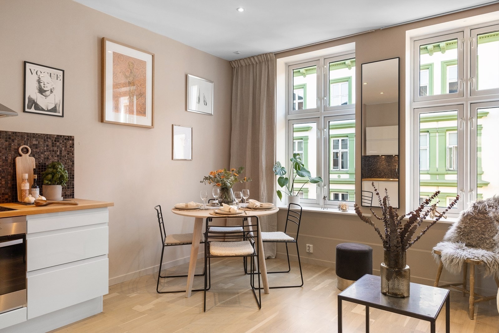 Gulvet er belagt med parkett, og veggene er malt i delikate fargetoner - et perfekt utgangspunkt for å skape ditt drømmehjem. Hele boligen ble malt i 2022. Galleribilde