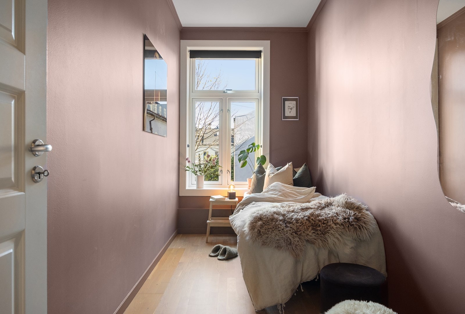 Soverommet er romslig og fleksibelt, med god plass til seng, oppbevaring og øvrige møbler. Med en takhøyde på hele 2,80 meter oppleves rommet ekstra luftig og åpent. Galleribilde