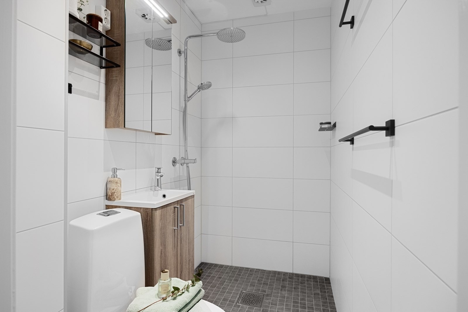 Pent, flislagt bad med gulvvarme og downlights i himlingen. Badet ble renovert i 2016 og oppgradert med nytt baderomsmøbel i 2024. Galleribilde