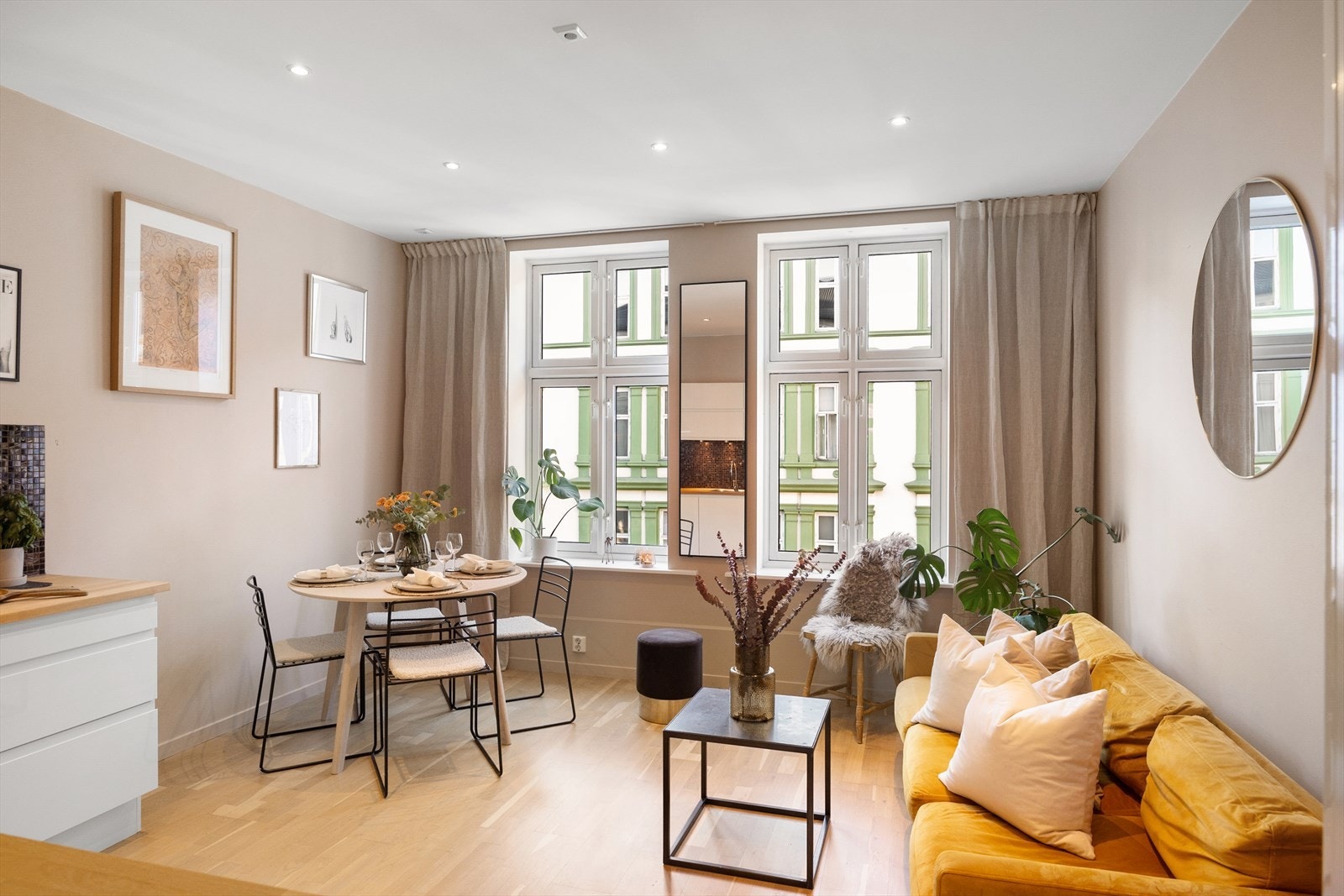 Velkommen til Herslebs gate 4C! Lys og innbydende 3-roms leilighet midt i hjertet av populære Grünerløkka. Her bor du urbant og komfortabelt, med alt av servicetilbud, restauranter, kafeer og butikker rett utenfor døren. Galleribilde