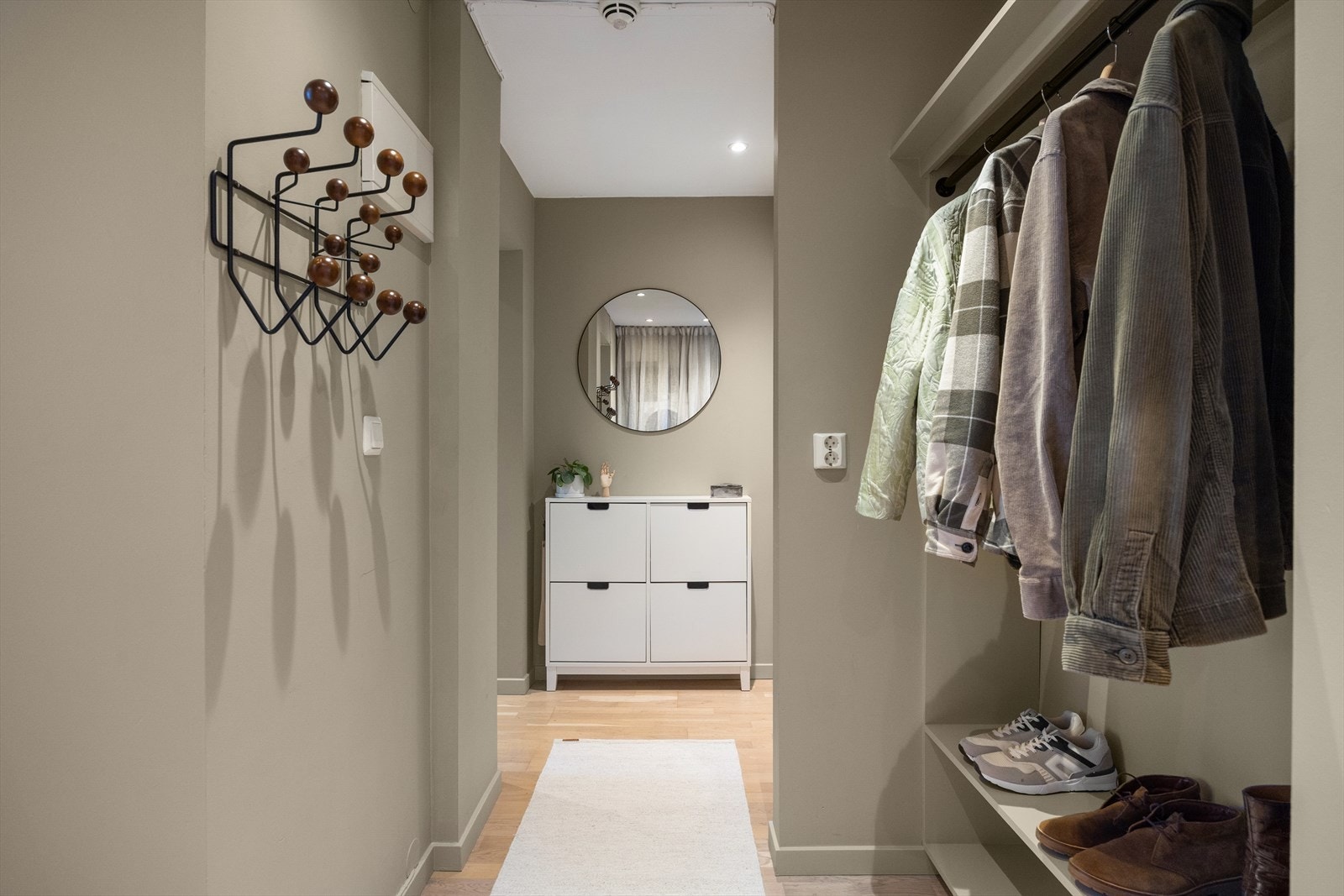 Leiligheten har en lys og innbydende entré med downlights i taket, som skaper et svært godt førsteinntrykk. Galleribilde