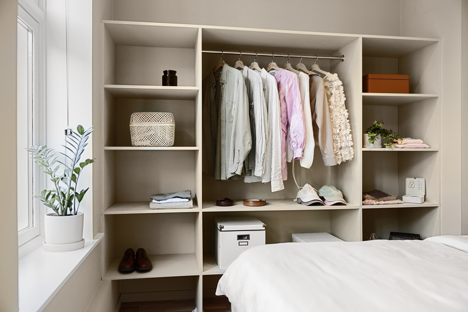 Oppbevaringen er praktisk løst med et åpent garderobeskap som gir godt med plass til klær og personlige eiendeler. Galleribilde