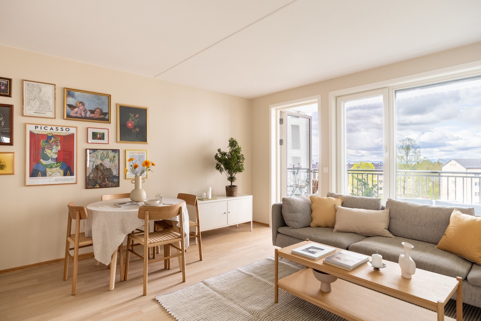 Leiligheten har store vindusflater som slipper inn mye naturlig lys. Galleribilde