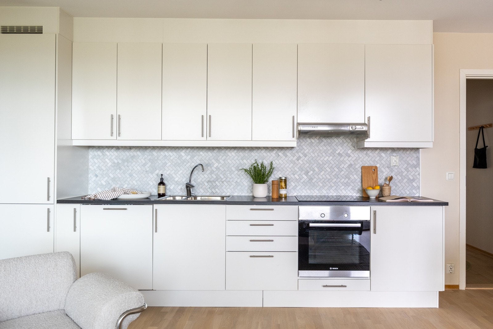 Integrert kjøleskap med frysedel, oppvaskmaskin, stekeovn og nedfelt platetopp. Galleribilde