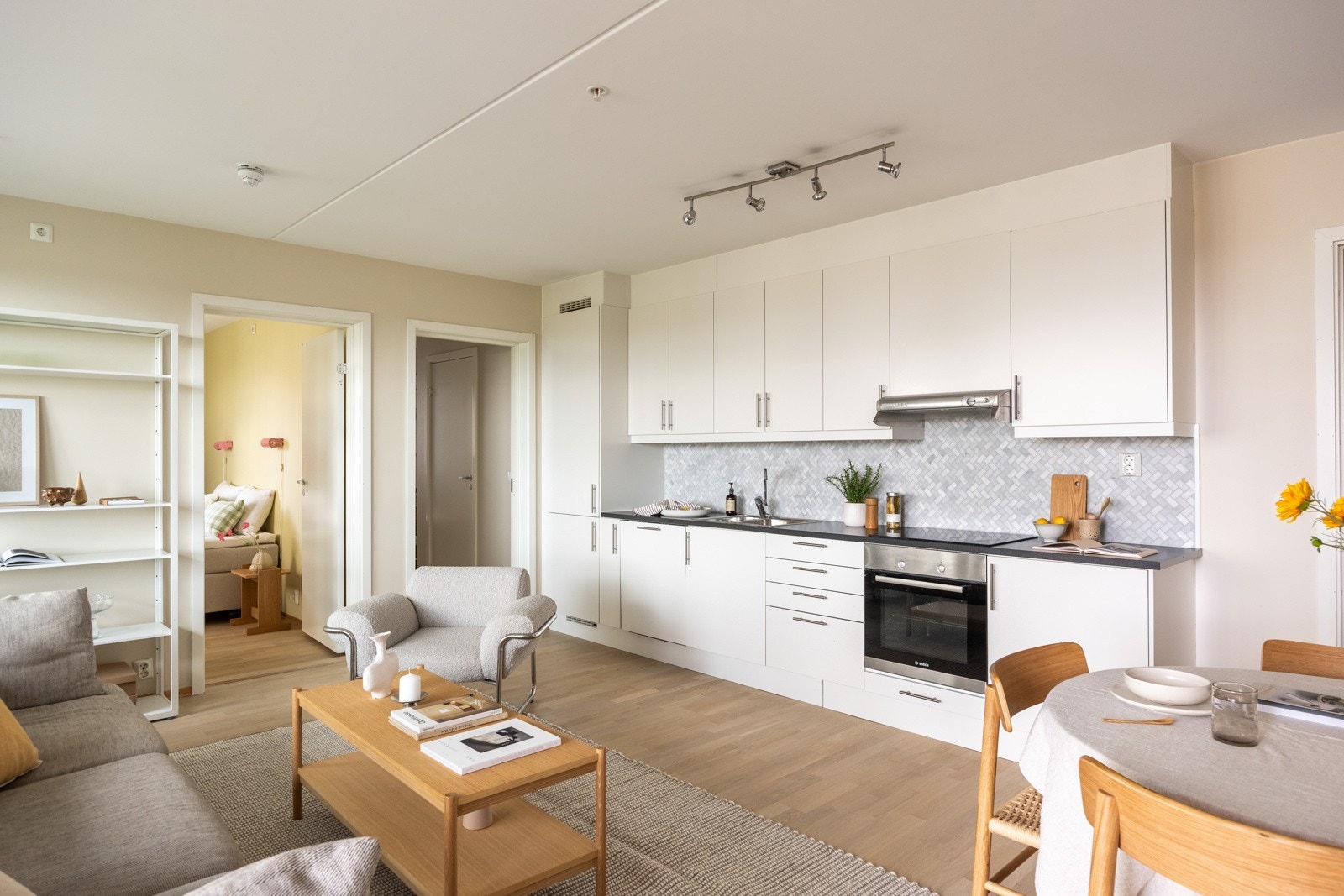 Leiligheten har en praktisk planløsning med åpen kjøkkenløsning. Galleribilde