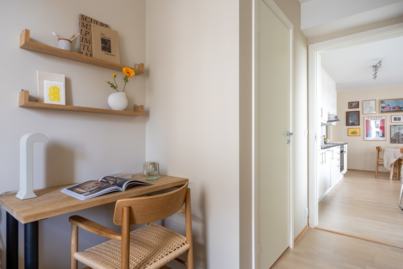 Tilkomst fra leilighetens minste soverom til innvendig bod, benyttet i dag som walk-in closet. Galleribilde