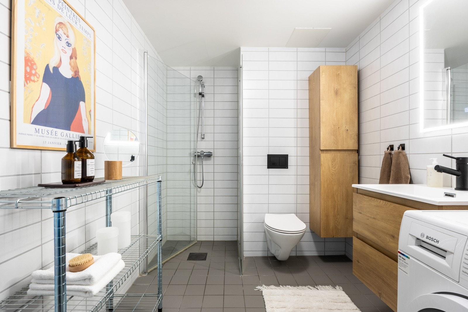 Pent baderom fra byggeåret 2014. Flislagt gulv med varme og flislagte vegger. Galleribilde