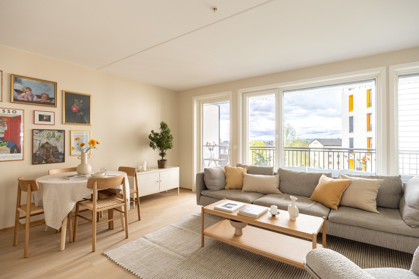 Lekker 3-roms hjørneleilighet med solrik vestvendt balkong på 10 kvm og mulig kjøp av garasjeplass med elbillader. Galleribilde