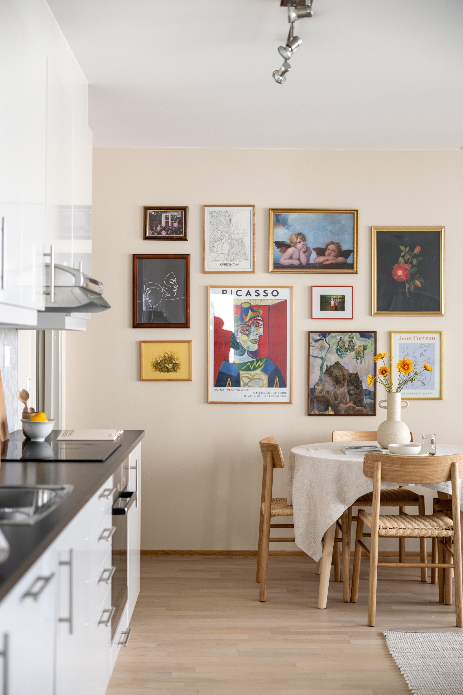 Kjøkkenet har godt med både skap- og benkeplass. Galleribilde