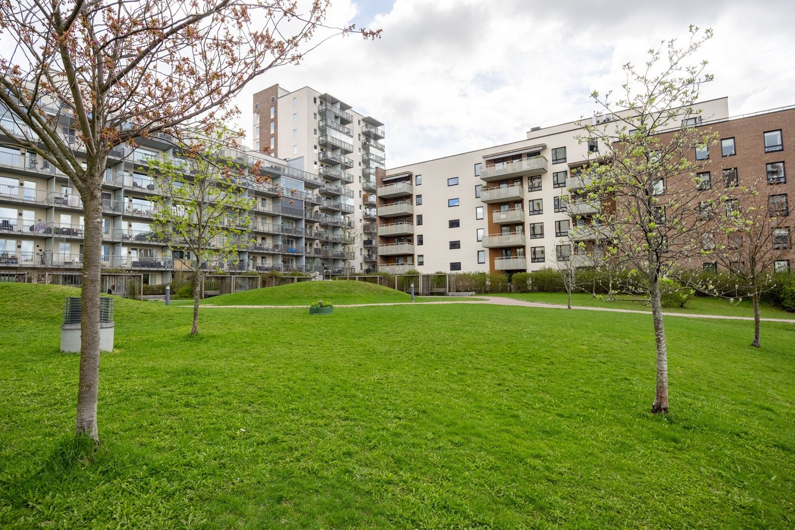 Koselig grøntareal rett utenfor leiligheten. Fredelige omgivelser. Galleribilde