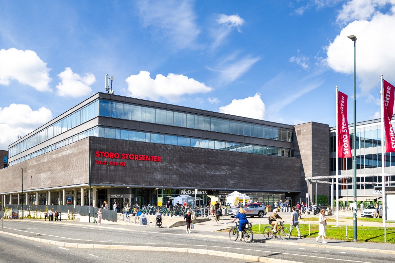 Storo Storsenter har ca. 140 butikker, kaféer, spisesteder og helsetjenester. Galleribilde