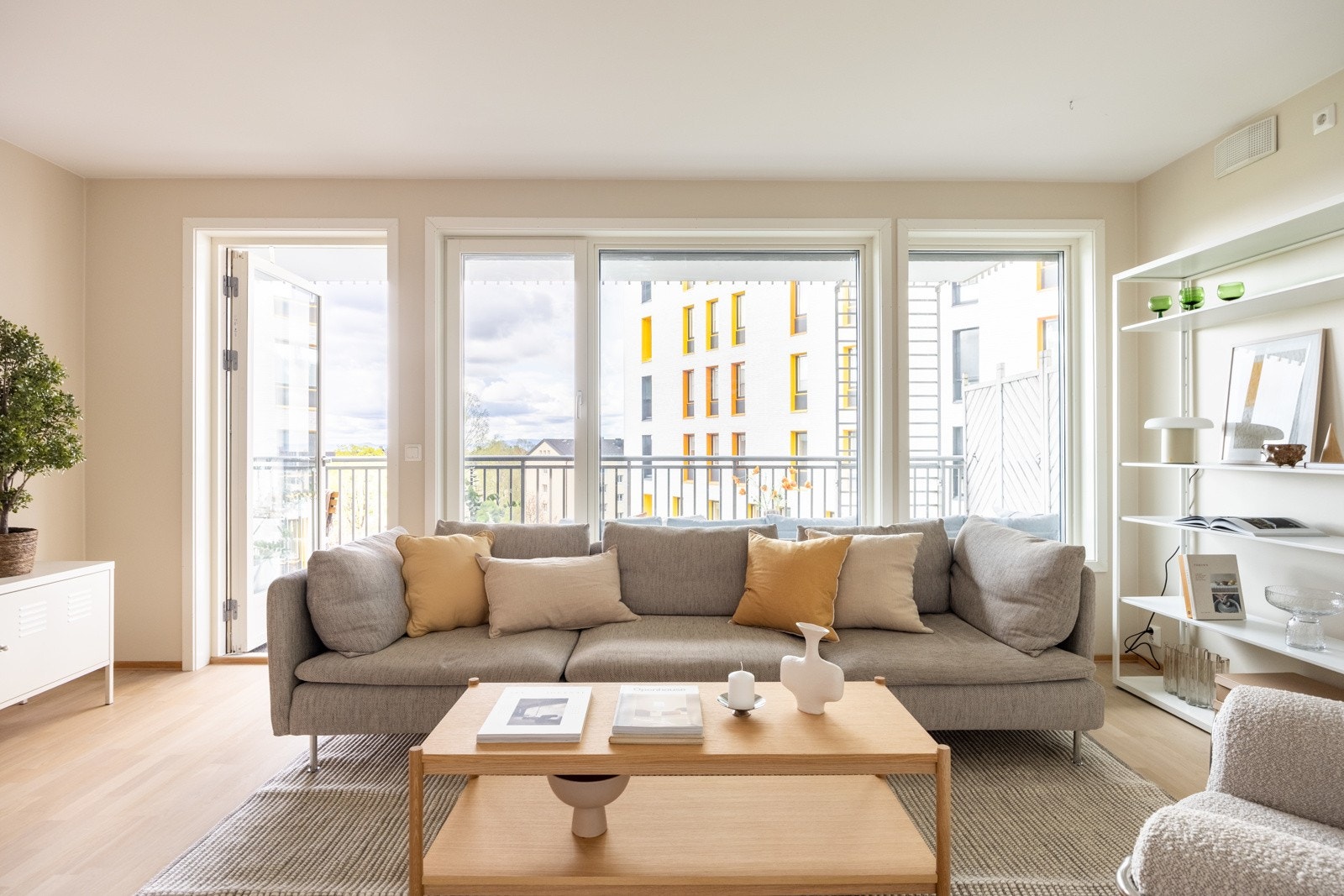 Utgang fra stue til stor vestvendt balkong på 10 kvm. Galleribilde