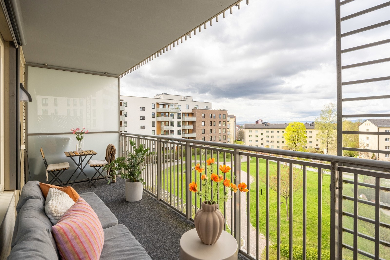 Utgang fra stue til stor vestvendt balkong på 10 kvm. Elektrisk solskjerming, utebelysning og stikkontakter. Galleribilde