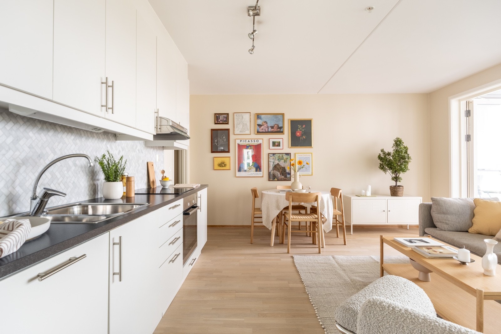 Moderne Marbodal kjøkkeninnredning fra byggeåret 2014 med glatte fronter. Galleribilde