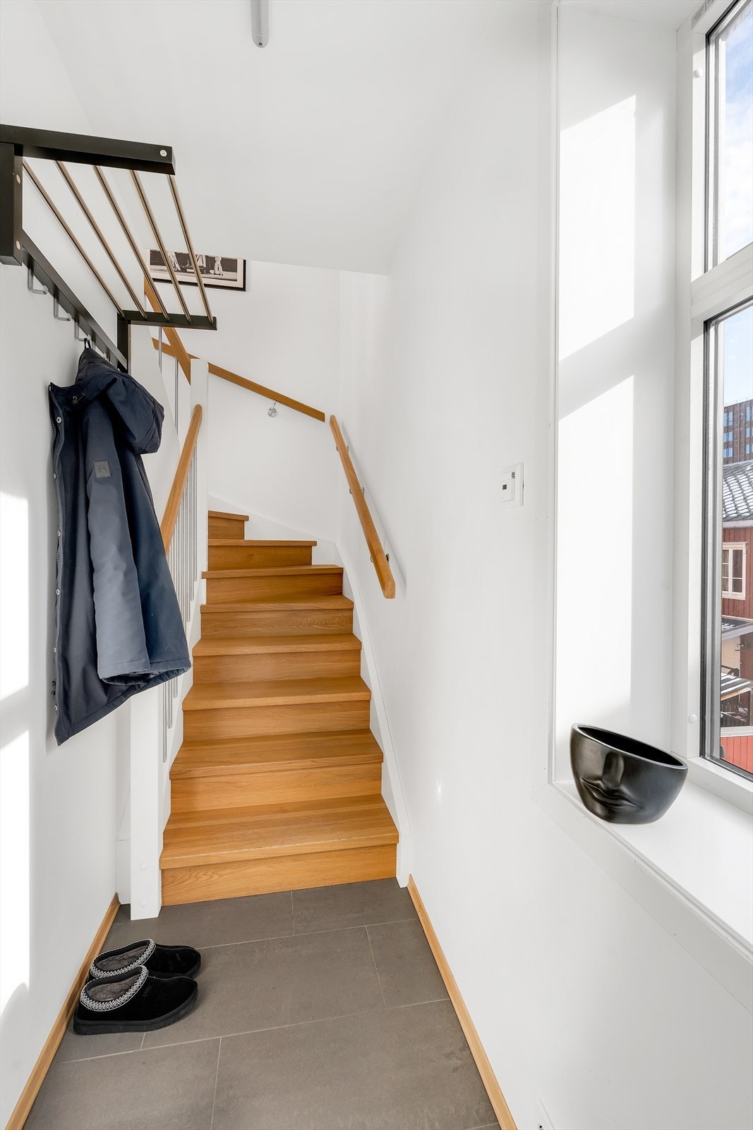 Privat adkomst fra andre etasje. Flislagt entré. Galleribilde