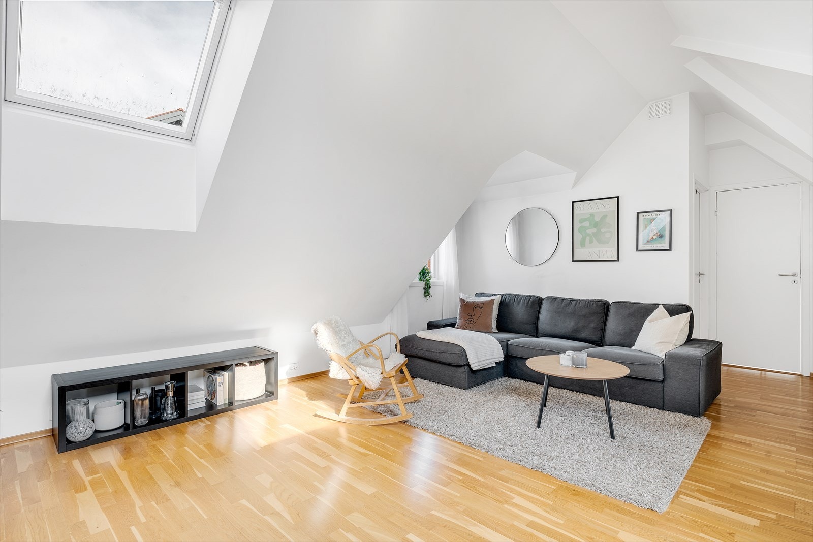 Takvinduer og god takhøyde skaper en luftig atmosfære. Galleribilde